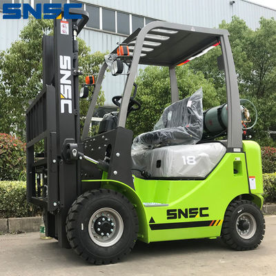1Camion élévateur à essence à essence de 8 tonnes avec transmission automatique au moteur Nissan K21