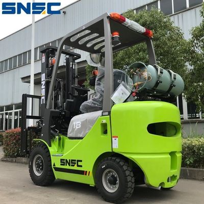 1Camion élévateur à essence à essence de 8 tonnes avec transmission automatique au moteur Nissan K21