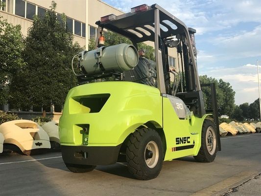 Yük kapasitesi 1T 5T Karşı dengelenmiş gaz forkliftleri USA Impco dönüştürücüsü ile kamyon