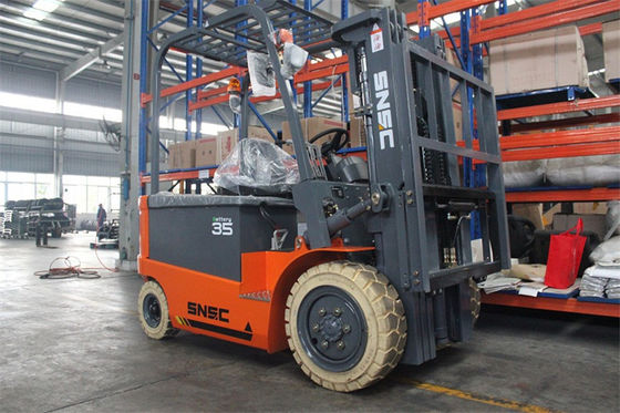USA Eaton équipé de 3,5 tonnes de chariot élévateur électrique à 4 roues et d'efficacité