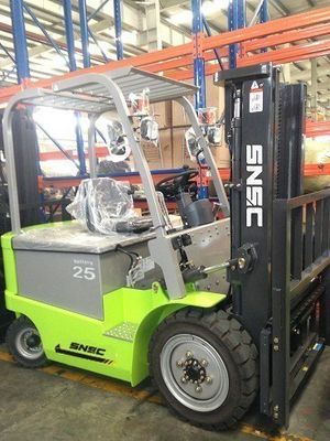 2.5 toneladas de capacidad Chery elevador de tenedor eléctrico de 2 etapas / 3 etapas con motor de CA y ubicación de cabina ajustable
