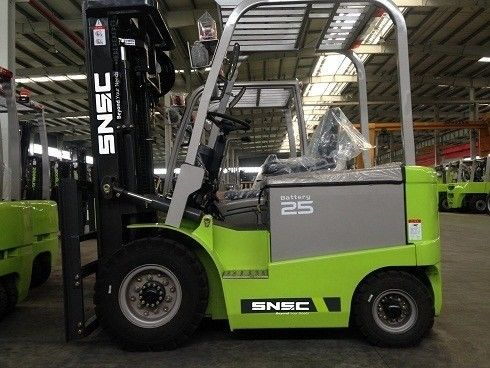 2.5 toneladas de capacidad Chery elevador de tenedor eléctrico de 2 etapas / 3 etapas con motor de CA y ubicación de cabina ajustable