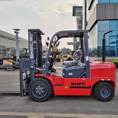 Güçlü dizel motorlu 4 tonluk zorlu arazi çatal taşıyıcıları yol dışı taşıma ve kaldırma için