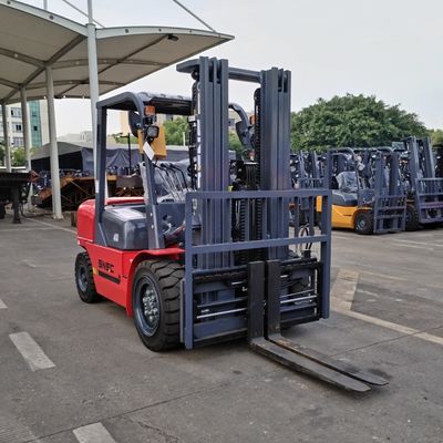 Güçlü dizel motorlu 4 tonluk zorlu arazi çatal taşıyıcıları yol dışı taşıma ve kaldırma için
