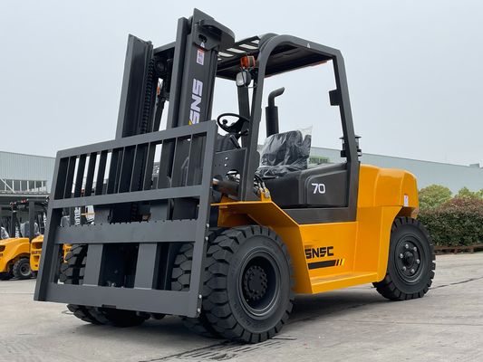 3.5t Diesel Forklift with 2060mm Turning Radius and Pneumatic Tires