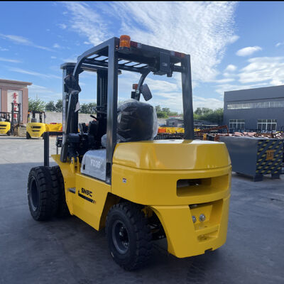 Fuel Efficient 3.5T Diesel Forklift For Manufacturing Plants And Logistics Centers