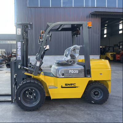 Fuel Efficient 3.5T Diesel Forklift For Manufacturing Plants And Logistics Centers