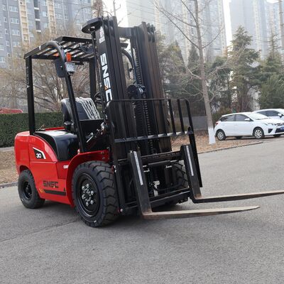 Un moteur puissant de 3 tonnes, un chariot élévateur diesel de 3000 kg avec une puissance constante