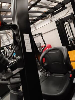 4 Ton Diesel Forklift With Side Shift For Warehouse Efficiency