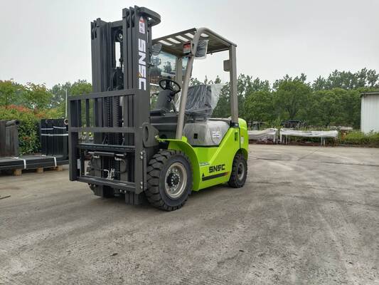 Strong Lifting 3.5 Ton Diesel Forklift 3500kg With Reliable Chassis